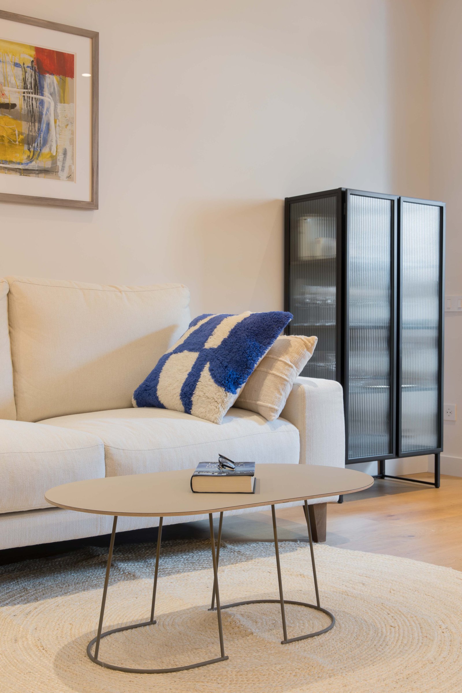 Vitrina metálica en salón