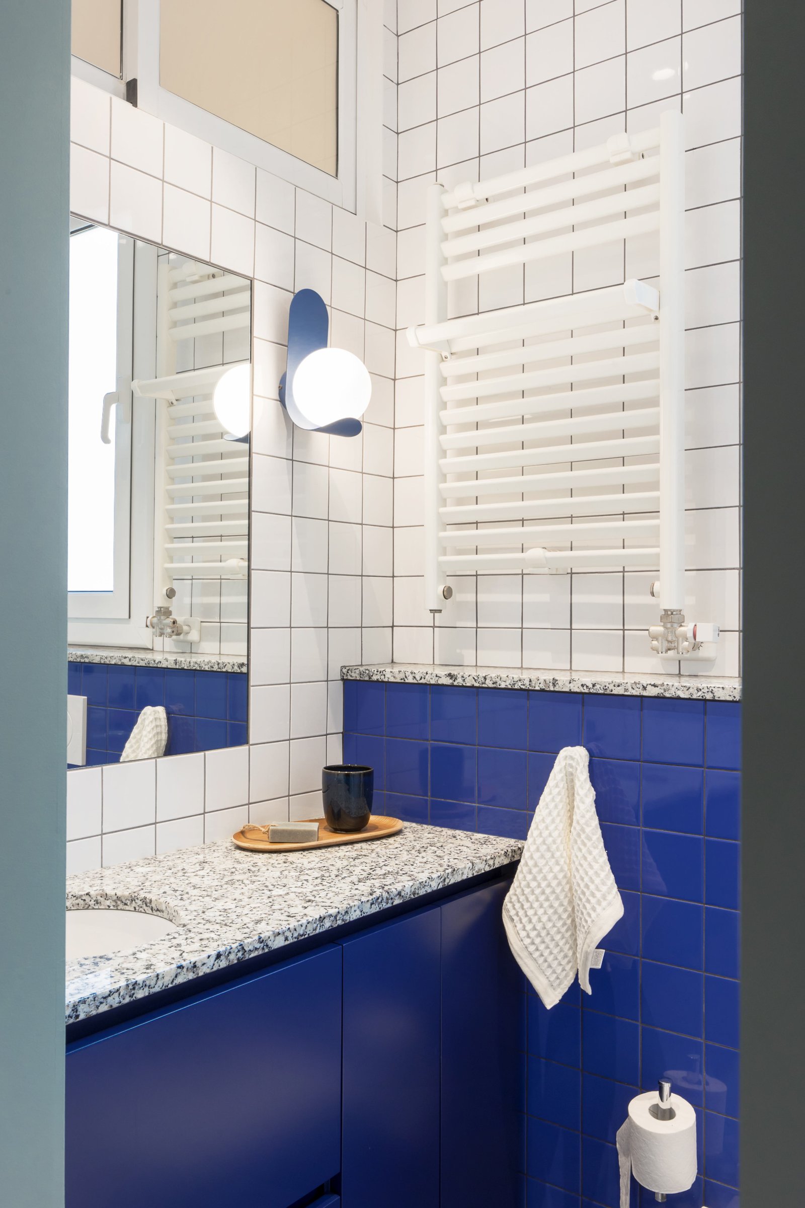 Baño de color azul Azul con granito en baño