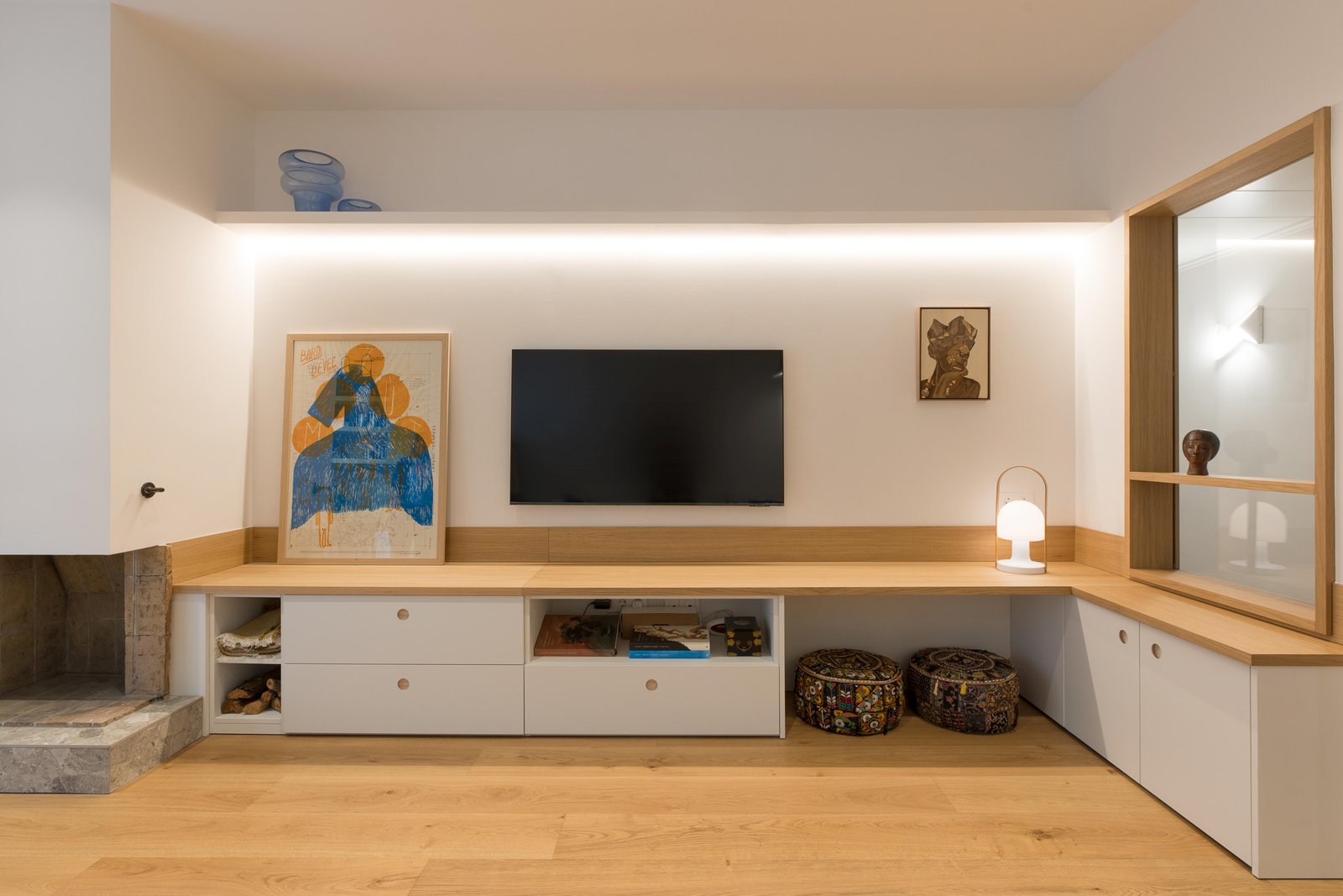 Mueble televisión integrado a chimenea