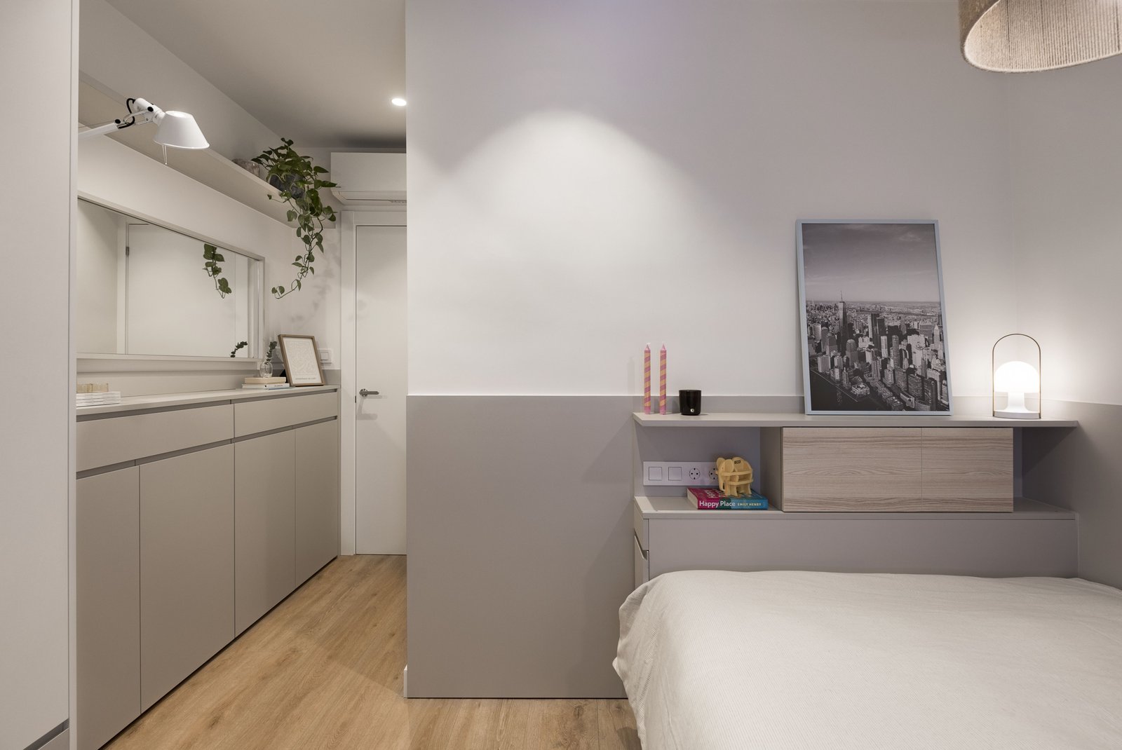 Dormitorio con armarios