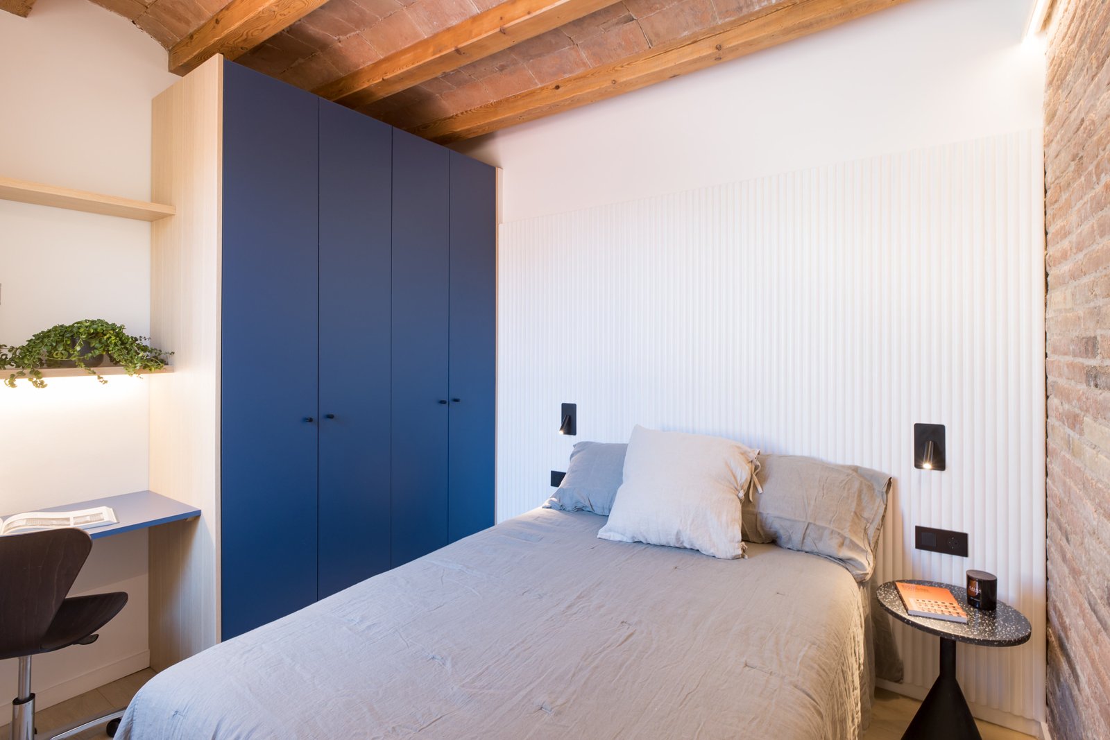 Dormitorio con armarios