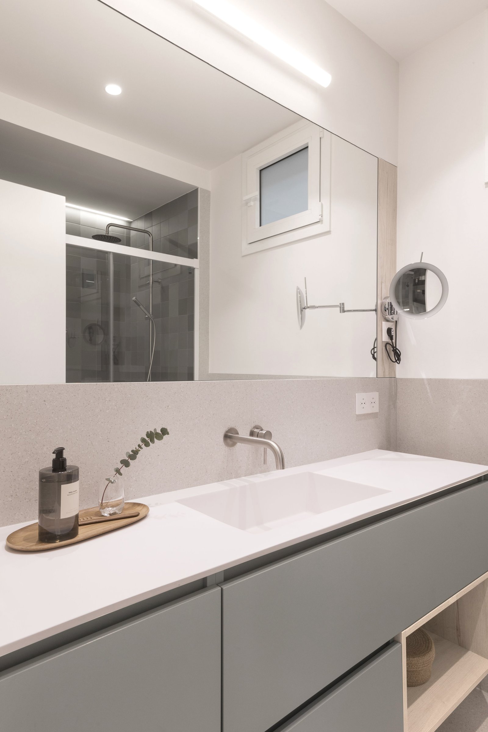 Baño con espejo grande