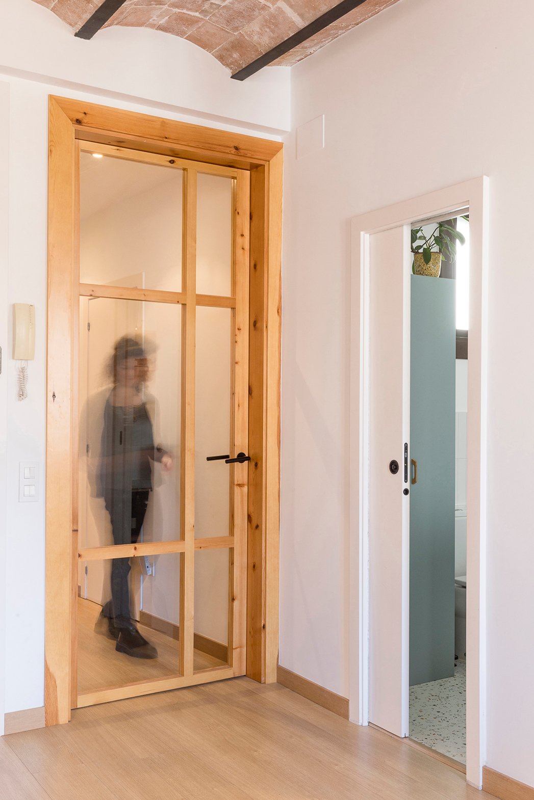 Puerta de cristal y pino