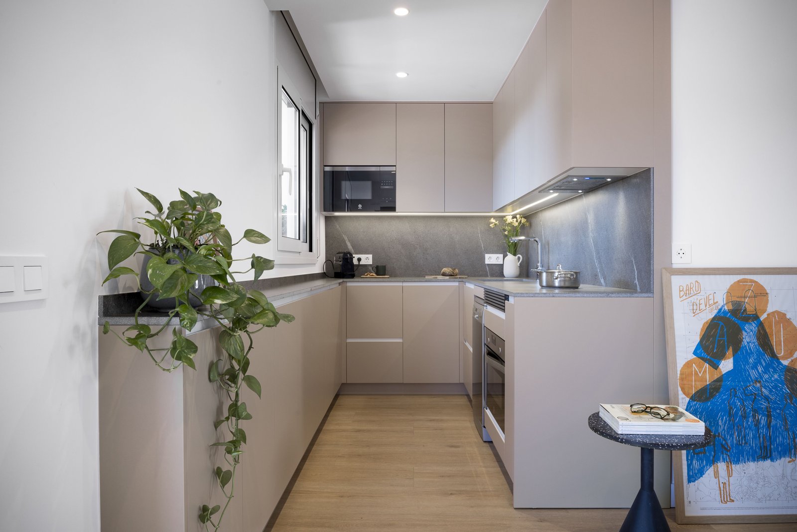 Pequeña cocina con inducción invisible