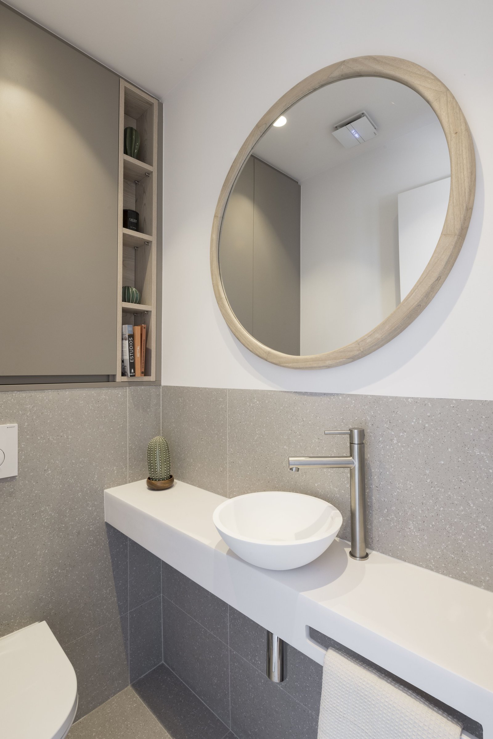 Aseo con espejo redondo