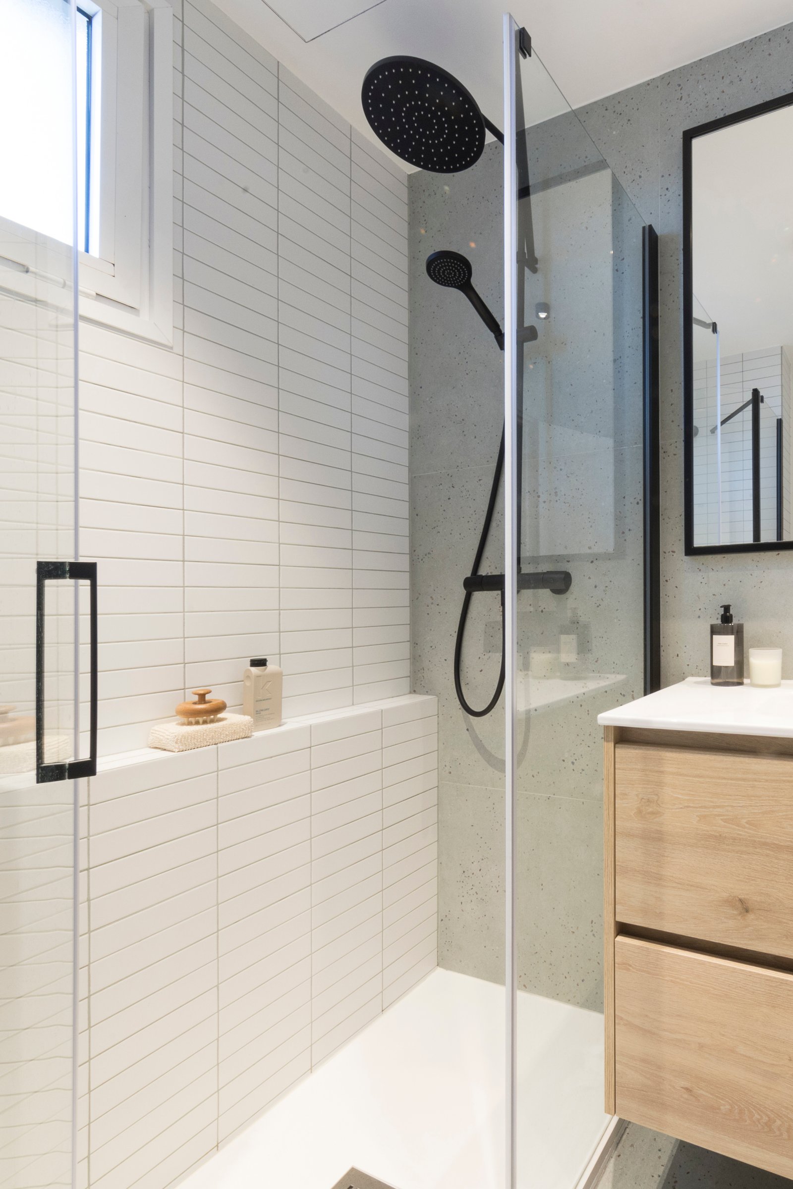 Ducha con repisa Ducha en baño suite