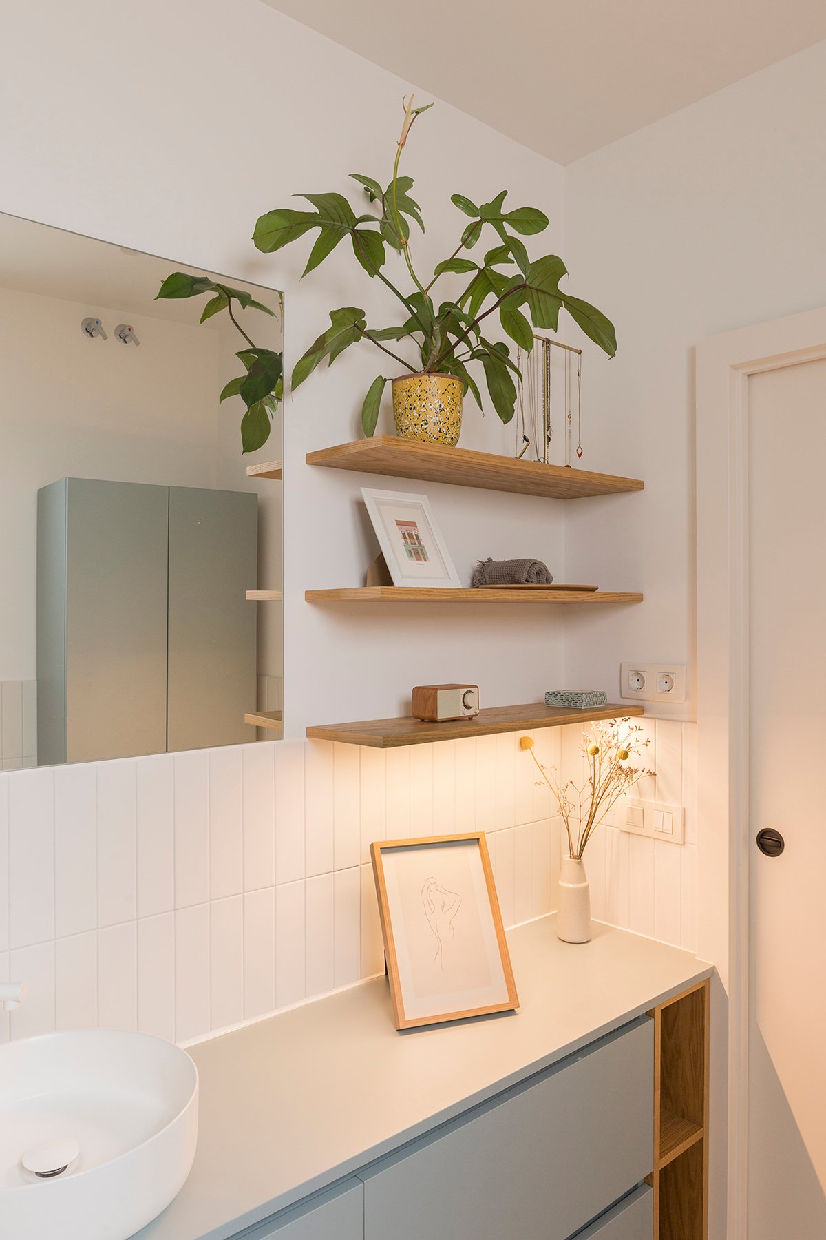 Estantes de madera en baño