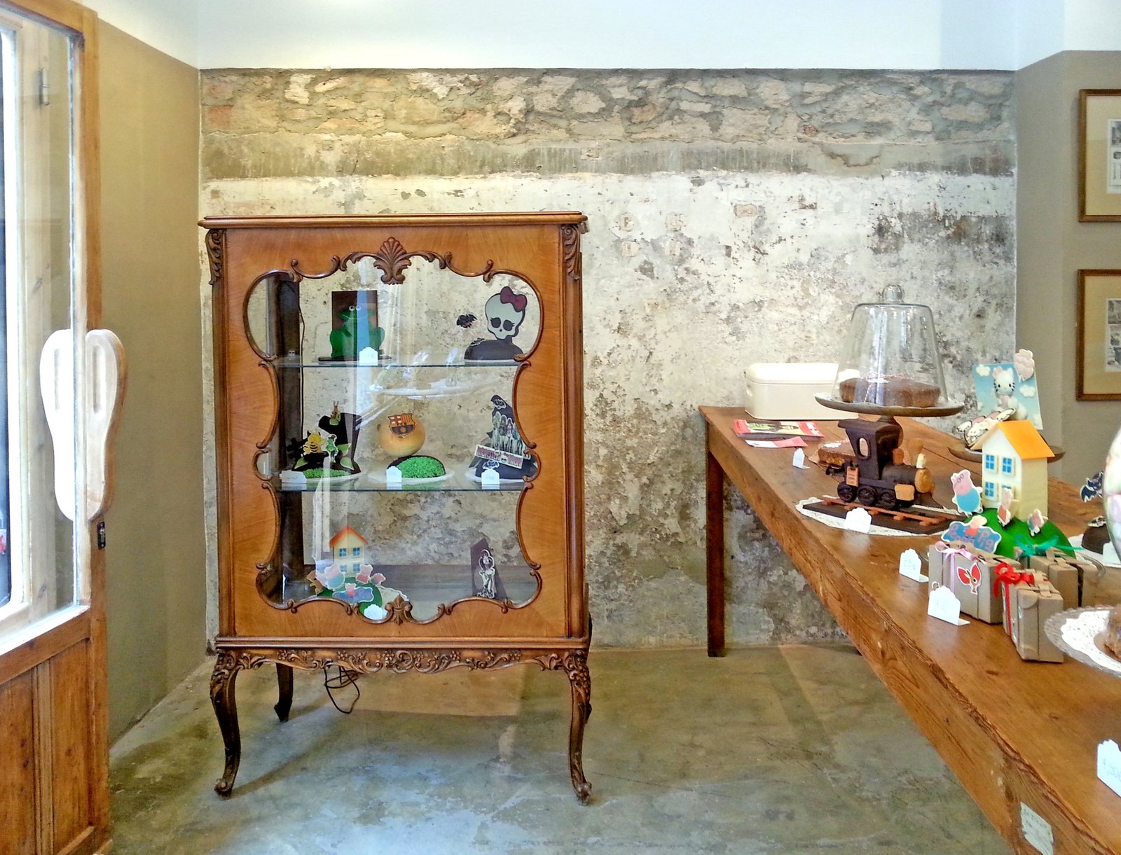 Vitrina con monas de pascua Interiorismo espacios comerciales