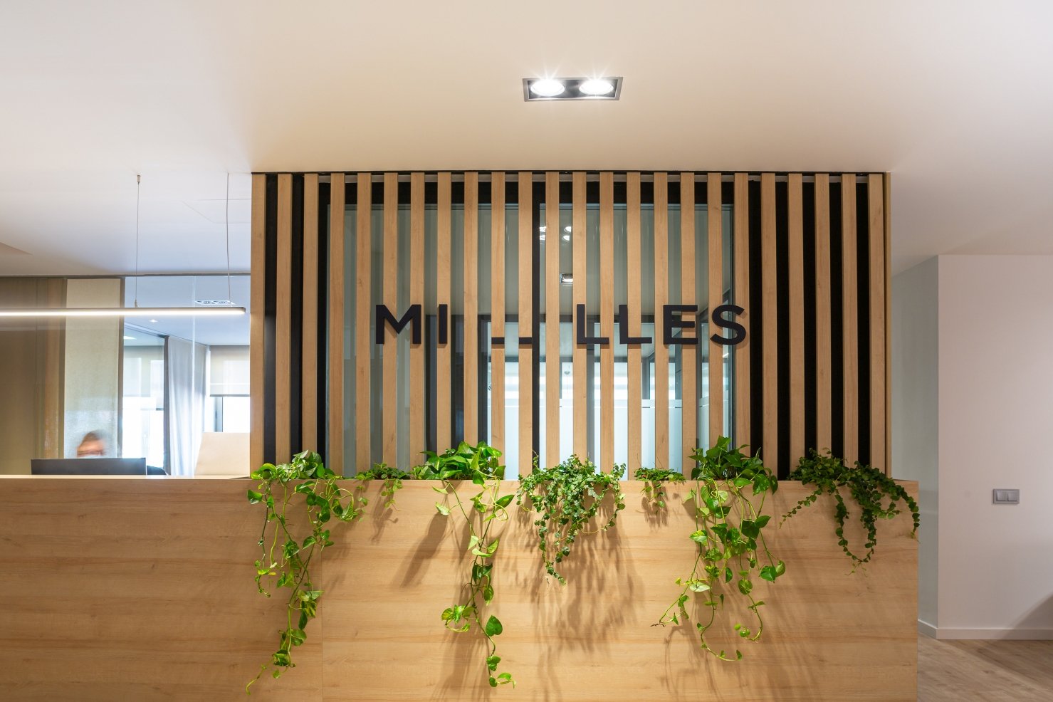 Recepción oficina con decoración vegetal