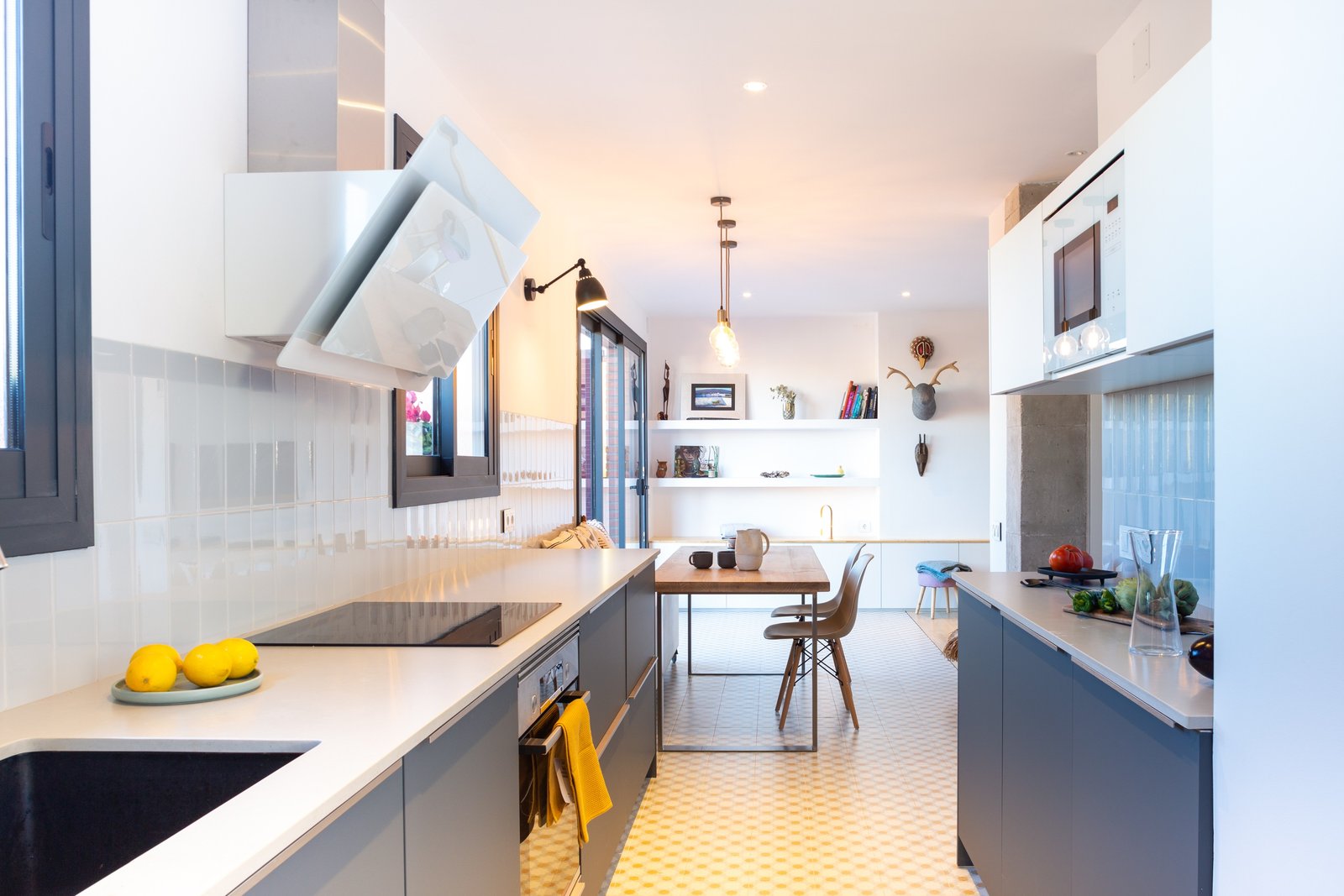 Cocina blanca y gris