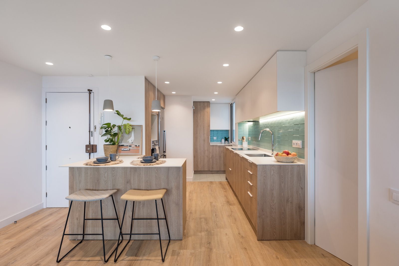 Cocina en madera y blanco