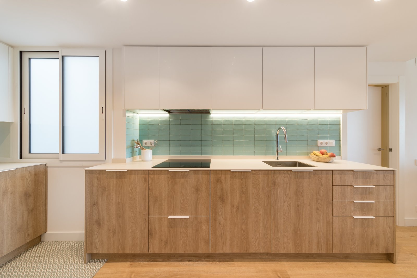 Cocina blanca y madera